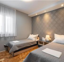 2 Bedroom Apartment with Shared Pool in Uvala Ljubljeva nr Trogir, Sleeps 4-5